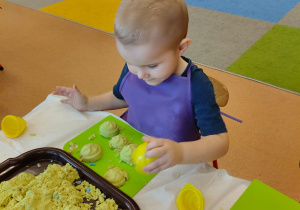 Wielkanocne zabawy plastyczne w grupie IX