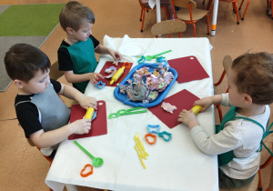 Wielkanocne zabawy plastyczne w grupie IX