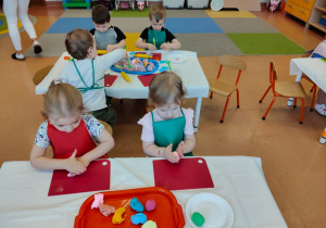 Wielkanocne zabawy plastyczne w grupie IX