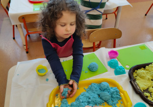 Wielkanocne zabawy plastyczne w grupie IX