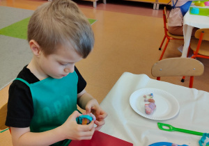 Wielkanocne zabawy plastyczne w grupie IX