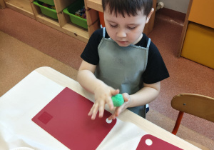 Wielkanocne zabawy plastyczne w grupie IX