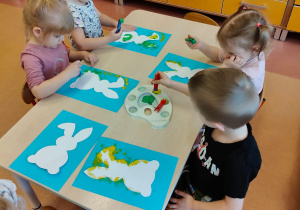 Wielkanocne zabawy plastyczne w grupie IX