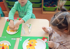 Wielkanocne zabawy plastyczne w grupie IX