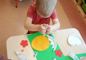 Wielkanocne zabawy plastyczne w grupie IX