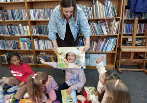 ,,Spotkanie z Książką” – Wycieczka do Biblioteki grupy IV i V