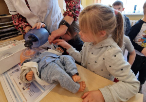 KTO NAM POMOŻE ? – grupa X z wizytą w gabinecie pielęgniarki i położnej środowiskowej.