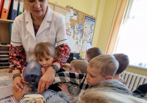 KTO NAM POMOŻE ? – grupa X z wizytą w gabinecie pielęgniarki i położnej środowiskowej.