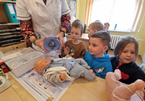 KTO NAM POMOŻE ? – grupa X z wizytą w gabinecie pielęgniarki i położnej środowiskowej.