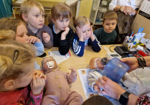 KTO NAM POMOŻE ? – grupa X z wizytą w gabinecie pielęgniarki i położnej środowiskowej.