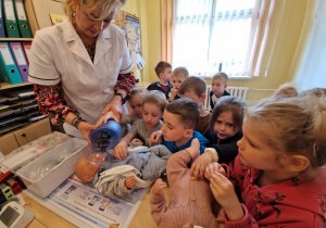 KTO NAM POMOŻE ? – grupa X z wizytą w gabinecie pielęgniarki i położnej środowiskowej.