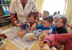 KTO NAM POMOŻE ? – grupa X z wizytą w gabinecie pielęgniarki i położnej środowiskowej.