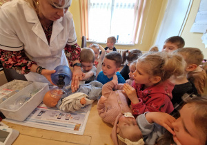 KTO NAM POMOŻE ? – grupa X z wizytą w gabinecie pielęgniarki i położnej środowiskowej.