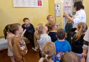KTO NAM POMOŻE ? – grupa X z wizytą w gabinecie pielęgniarki i położnej środowiskowej.