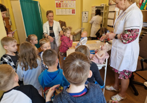 KTO NAM POMOŻE ? – grupa X z wizytą w gabinecie pielęgniarki i położnej środowiskowej.