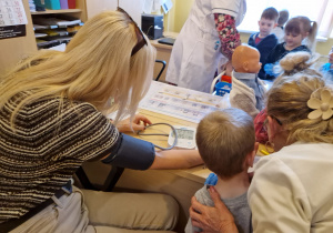 KTO NAM POMOŻE ? – grupa X z wizytą w gabinecie pielęgniarki i położnej środowiskowej.