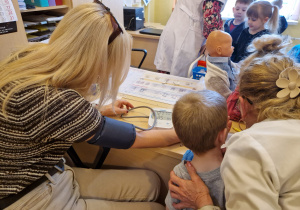 KTO NAM POMOŻE ? – grupa X z wizytą w gabinecie pielęgniarki i położnej środowiskowej.