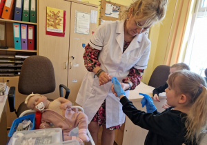 KTO NAM POMOŻE ? – grupa X z wizytą w gabinecie pielęgniarki i położnej środowiskowej.