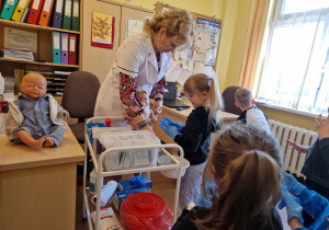 KTO NAM POMOŻE ? – grupa X z wizytą w gabinecie pielęgniarki i położnej środowiskowej.