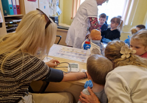 KTO NAM POMOŻE ? – grupa X z wizytą w gabinecie pielęgniarki i położnej środowiskowej.