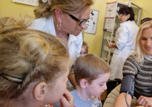 KTO NAM POMOŻE ? – grupa X z wizytą w gabinecie pielęgniarki i położnej środowiskowej.