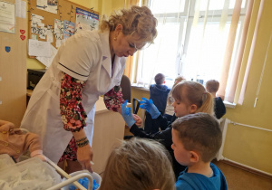 KTO NAM POMOŻE ? – grupa X z wizytą w gabinecie pielęgniarki i położnej środowiskowej.