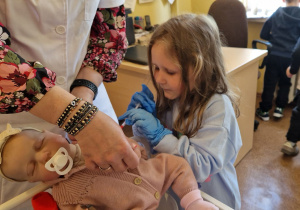 KTO NAM POMOŻE ? – grupa X z wizytą w gabinecie pielęgniarki i położnej środowiskowej.