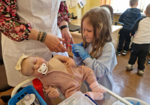 KTO NAM POMOŻE ? – grupa X z wizytą w gabinecie pielęgniarki i położnej środowiskowej.