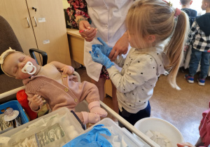KTO NAM POMOŻE ? – grupa X z wizytą w gabinecie pielęgniarki i położnej środowiskowej.