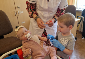 KTO NAM POMOŻE ? – grupa X z wizytą w gabinecie pielęgniarki i położnej środowiskowej.