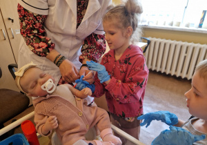 KTO NAM POMOŻE ? – grupa X z wizytą w gabinecie pielęgniarki i położnej środowiskowej.