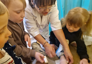 KTO NAM POMOŻE ? – grupa X z wizytą w gabinecie pielęgniarki i położnej środowiskowej.