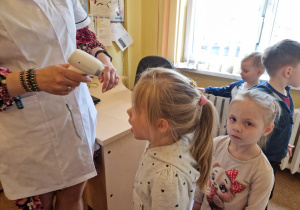 KTO NAM POMOŻE ? – grupa X z wizytą w gabinecie pielęgniarki i położnej środowiskowej.