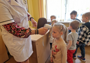 KTO NAM POMOŻE ? – grupa X z wizytą w gabinecie pielęgniarki i położnej środowiskowej.