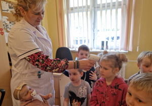 KTO NAM POMOŻE ? – grupa X z wizytą w gabinecie pielęgniarki i położnej środowiskowej.