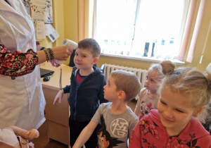 KTO NAM POMOŻE ? – grupa X z wizytą w gabinecie pielęgniarki i położnej środowiskowej.