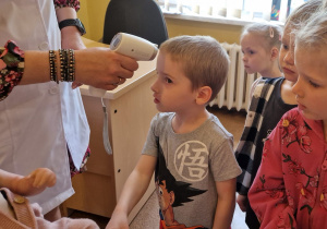 KTO NAM POMOŻE ? – grupa X z wizytą w gabinecie pielęgniarki i położnej środowiskowej.