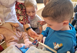 KTO NAM POMOŻE ? – grupa X z wizytą w gabinecie pielęgniarki i położnej środowiskowej.