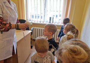 KTO NAM POMOŻE ? – grupa X z wizytą w gabinecie pielęgniarki i położnej środowiskowej.