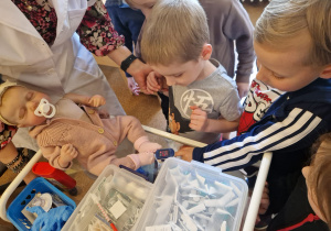 KTO NAM POMOŻE ? – grupa X z wizytą w gabinecie pielęgniarki i położnej środowiskowej.