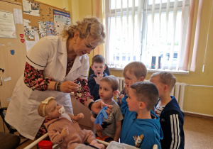 KTO NAM POMOŻE ? – grupa X z wizytą w gabinecie pielęgniarki i położnej środowiskowej.
