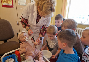 KTO NAM POMOŻE ? – grupa X z wizytą w gabinecie pielęgniarki i położnej środowiskowej.