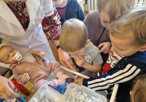 KTO NAM POMOŻE ? – grupa X z wizytą w gabinecie pielęgniarki i położnej środowiskowej.