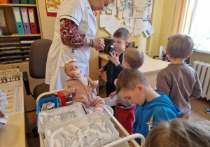 KTO NAM POMOŻE ? – grupa X z wizytą w gabinecie pielęgniarki i położnej środowiskowej.