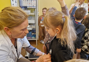 KTO NAM POMOŻE ? – grupa X z wizytą w gabinecie pielęgniarki i położnej środowiskowej.