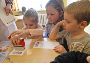 KTO NAM POMOŻE ? – grupa X z wizytą w gabinecie pielęgniarki i położnej środowiskowej.