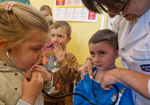 KTO NAM POMOŻE ? – grupa X z wizytą w gabinecie pielęgniarki i położnej środowiskowej.