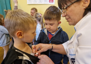 KTO NAM POMOŻE ? – grupa X z wizytą w gabinecie pielęgniarki i położnej środowiskowej.