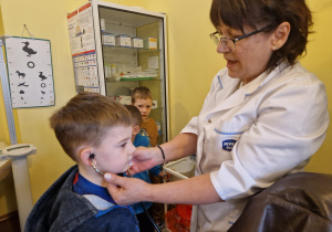 KTO NAM POMOŻE ? – grupa X z wizytą w gabinecie pielęgniarki i położnej środowiskowej.