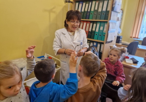 KTO NAM POMOŻE ? – grupa X z wizytą w gabinecie pielęgniarki i położnej środowiskowej.